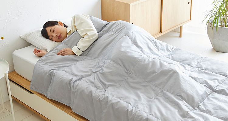 年中使える便利アイテム！洗える羽毛肌掛けふとんダウンケット – 西川