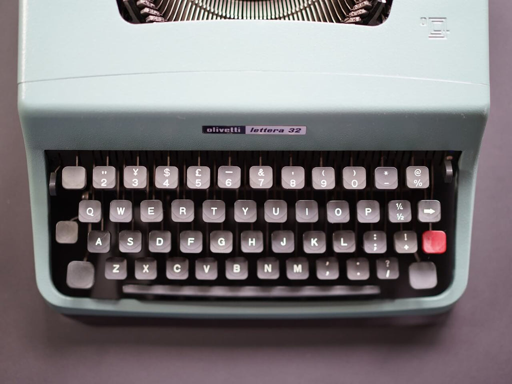 オリベッティのタイプライター「レッテラ32」に夢中 – CAGUYA