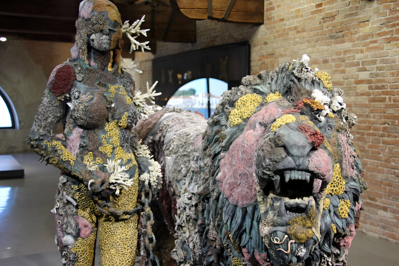 ダミアン・ハースト：英国で最も挑発的な現代アーティストの究極ガイド