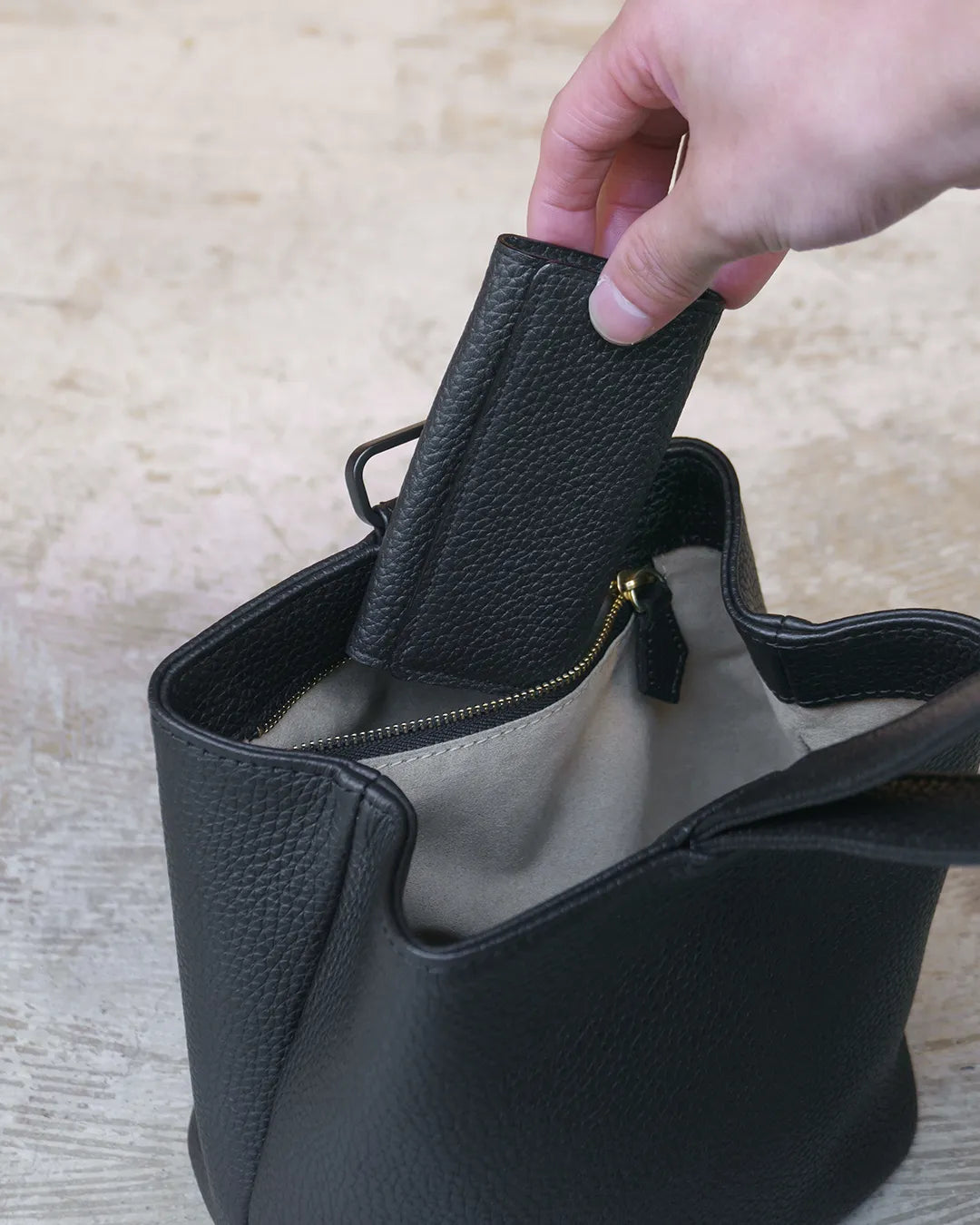 上質さにこだわる大人の男性へ。モダンな“大人の巾着バッグ”が支持され