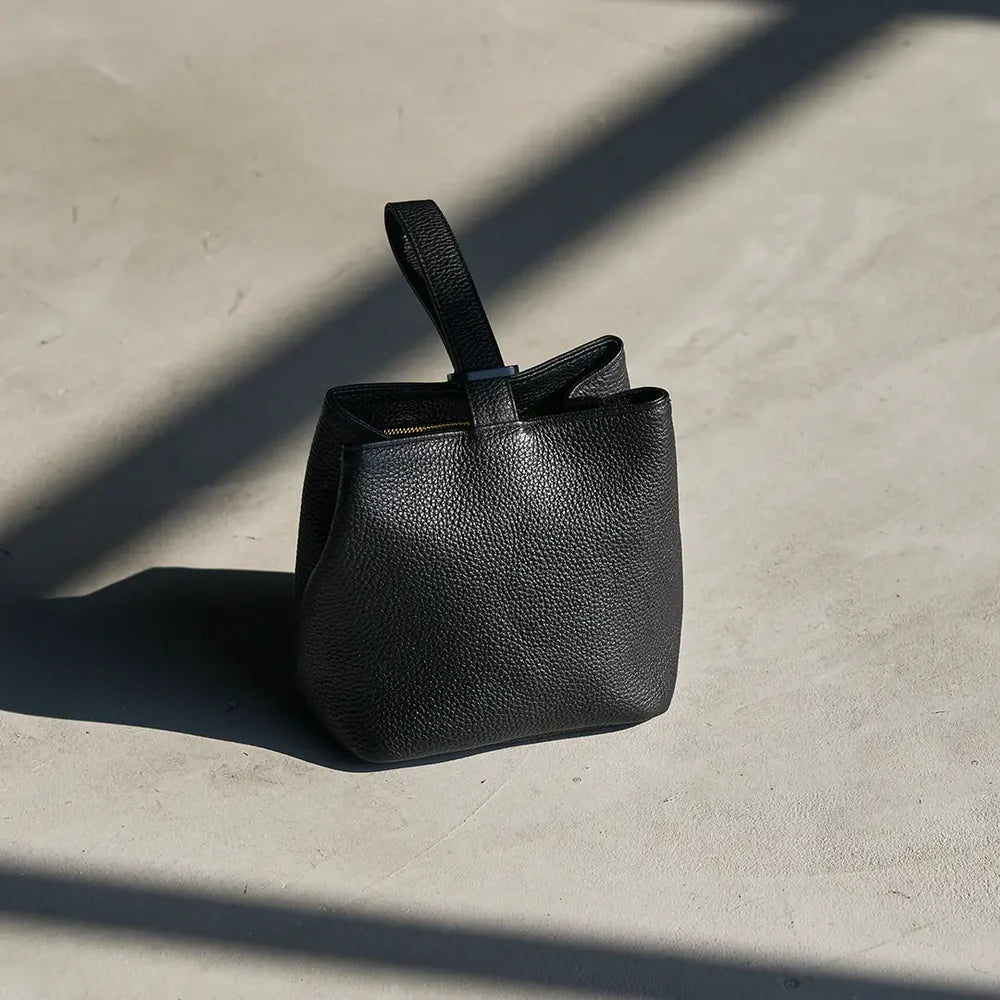 売れすぎて予約でしか買えない!?噂の巾着レザーバッグの人気の理由とは