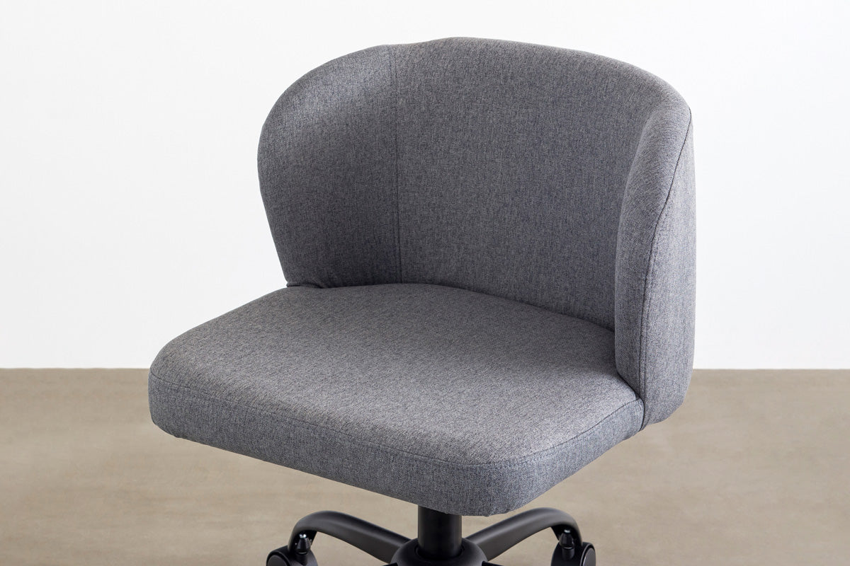 KANADEMONO が提案する、モダンなオフィスチェア