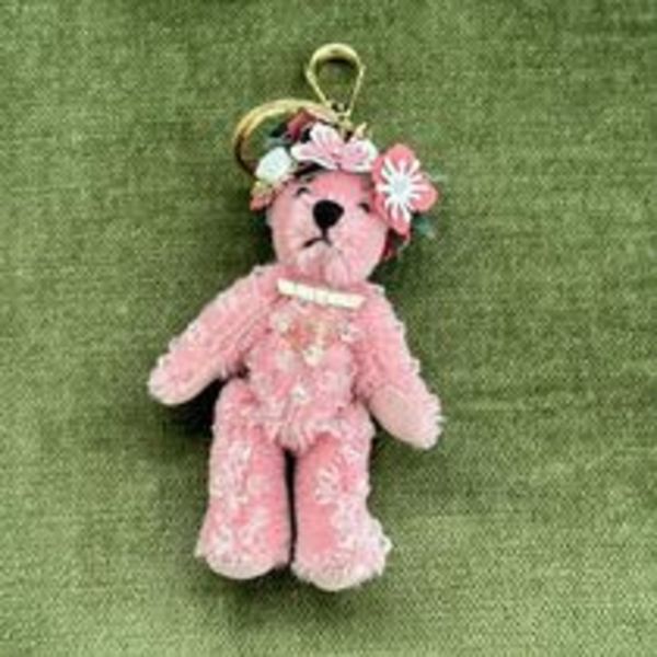 PRADA(プラダ)の『ベアバッグチャーム』に熱視線!〈韓国アイドルも愛用