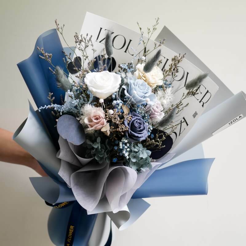 永生乾燥花束-水瓶座星座花束_生日花束_藍黑色系玫瑰花– IZOLA 伊左拉