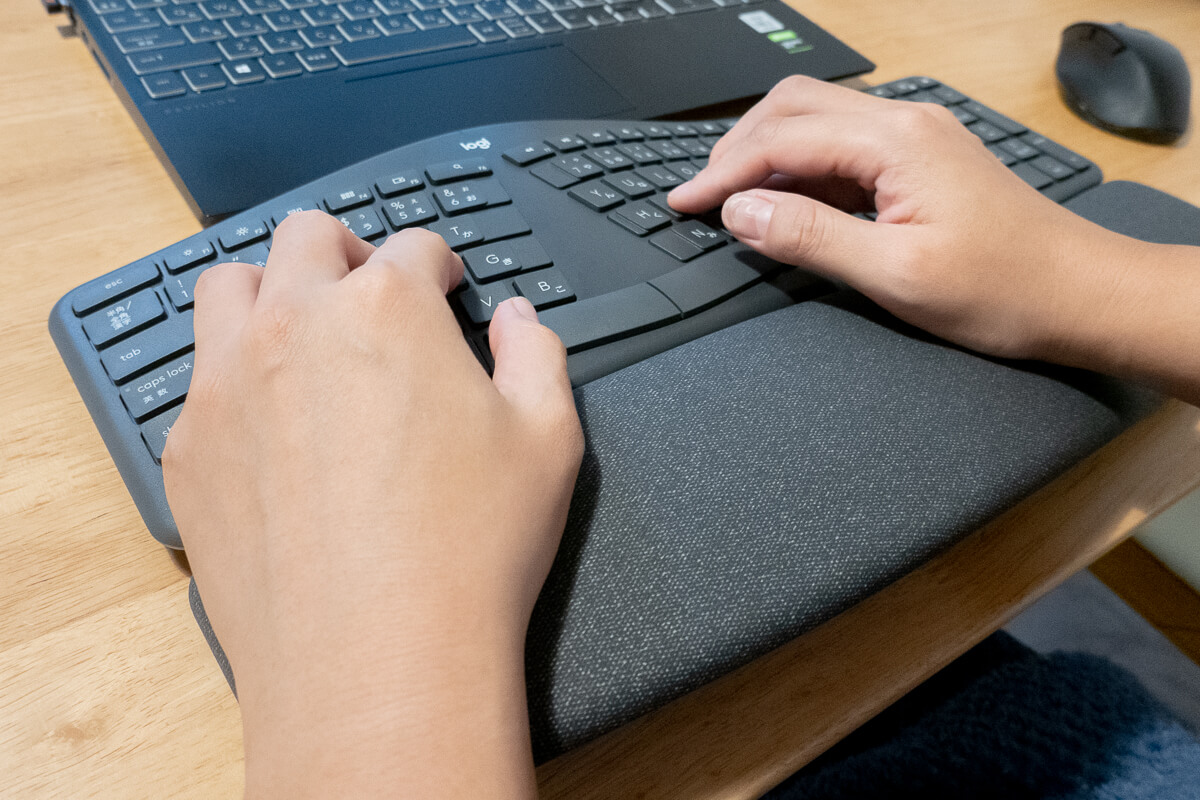 ロジクール「ERGO K860」使用レビュー！自然に楽な姿勢で作業できる