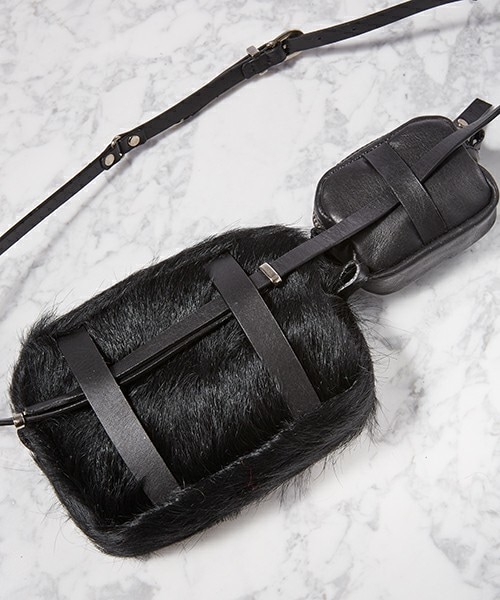 TOGA PULLA（トーガ プルラ）の「TOGA PULLA メタルファーポシェット