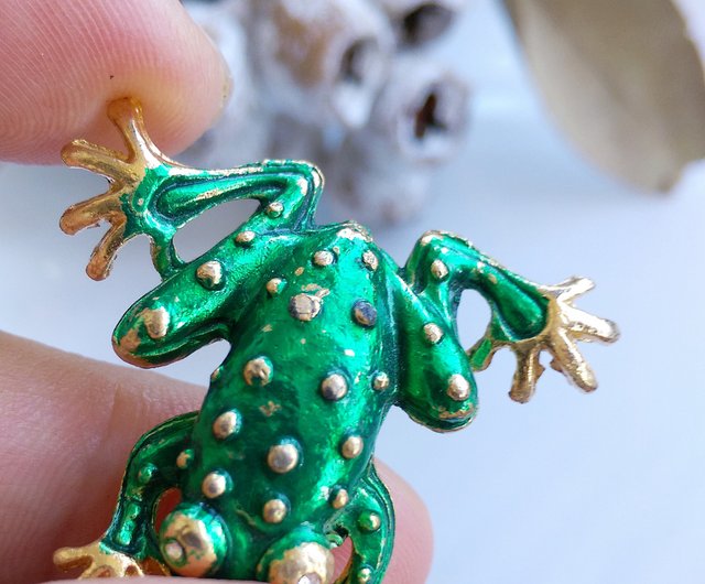 台湾 【西洋アンティークジュエリー】立体小さなカエルブローチ
