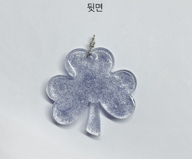 韓国 キラキラ輝く三つ葉のクローバー 幸せ レジン 太め キーホルダー