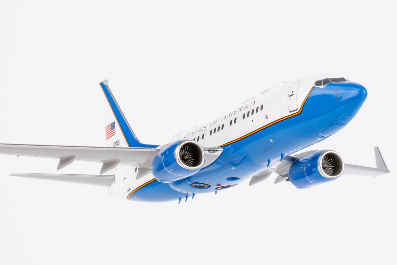 USA - Air Force C-40B (737-700 BBJ) 01-0015 with stand 05016 1:200