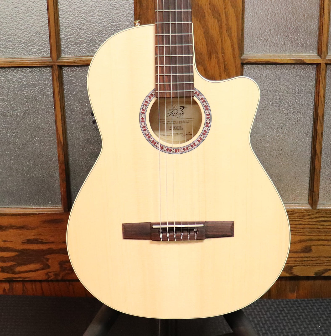 La Patrie Arena CW QIT Cutaway Classical with Electronics Natural