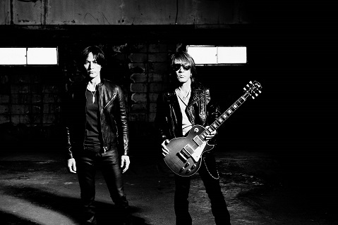 B'z、9月21日にデビュー30周年記念本「B'z ザ・クロニクル」発売決定