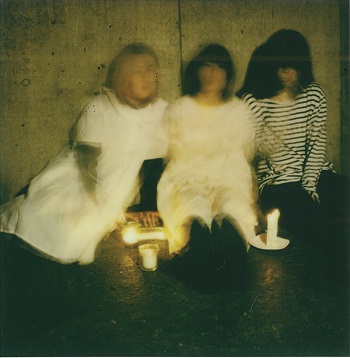 羊文学、絵本付きの完全限定生産クリスマスシングル『1999/人間だった