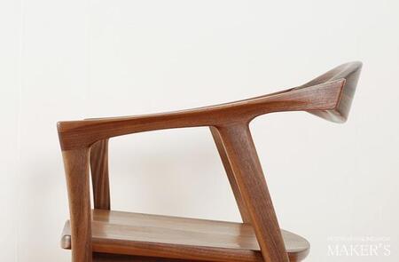 ウォールナット無垢材のダイニングチェア タイド板座 肘付 アーム