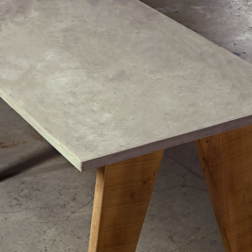 デスク｜ライトグレー｜パソコンデスク｜薄塗りモルタル｜三角脚