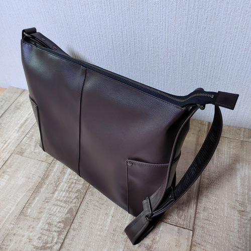 A4対応仕切りショルダーバッグ（ダークブラウンpvcレザー） ショルダー