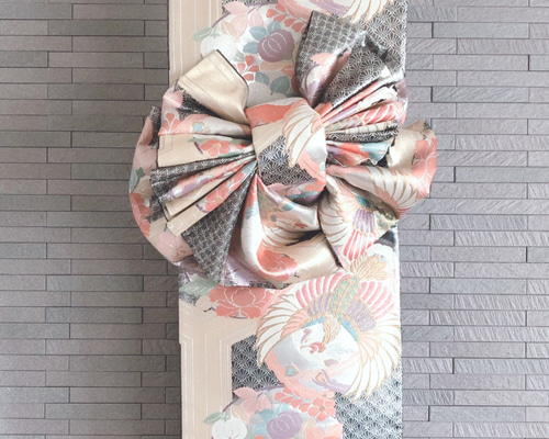 帯をリメイクした飾り結びのあるタペストリー その他インテリア雑貨