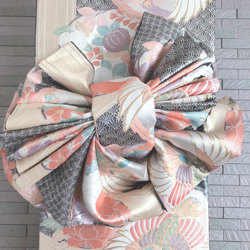 帯をリメイクした飾り結びのあるタペストリー その他インテリア雑貨