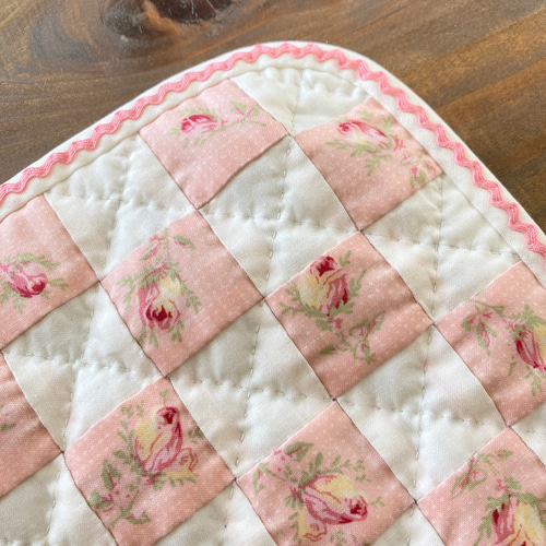 ピンクのバラの四角つなぎのマット パッチワークキルトタペストリー