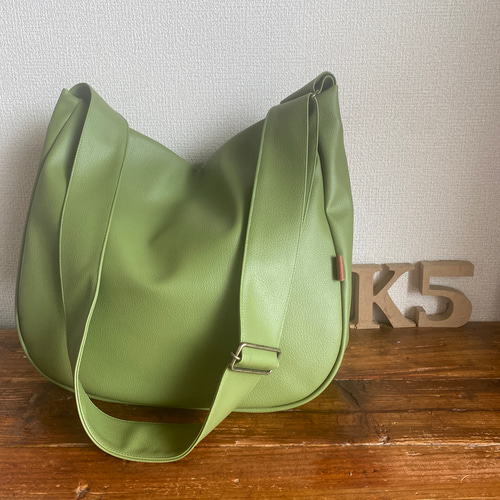 オリーブ 撥水レザー2WAYショルダーバック、Lサイズ（ファスナー）雨