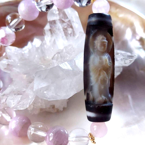 神秘的で珍しい手彫り観音彫り一眼天地天珠さんの ブレスレット