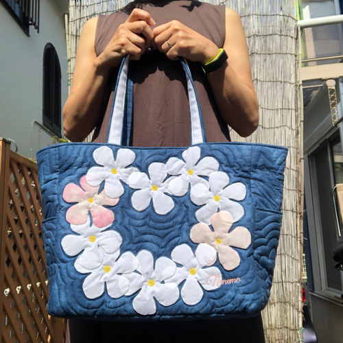 ハワイアンキルト プルメリアの大きめトートバッグネイビー白D トート