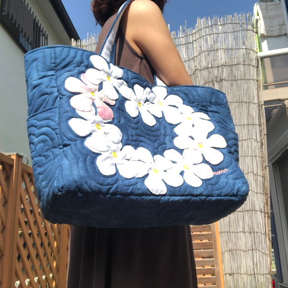 ハワイアンキルト プルメリアの大きめトートバッグネイビー白D トート