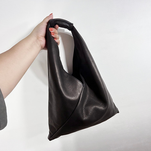 ▽KURO/シルエットが美しい大人の牛革あずま袋 A4収納可能 裏地付き