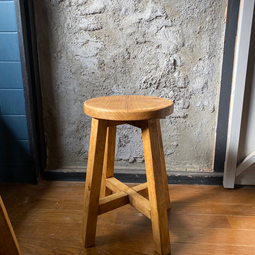 ㊗️1年で100脚以上売れたアンティークスツール】高さ42cm どこか昔