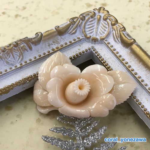 珊瑚彫刻の逸品 ブローチ 『椿』 金具難ありで大幅値下げ！ R50128H1