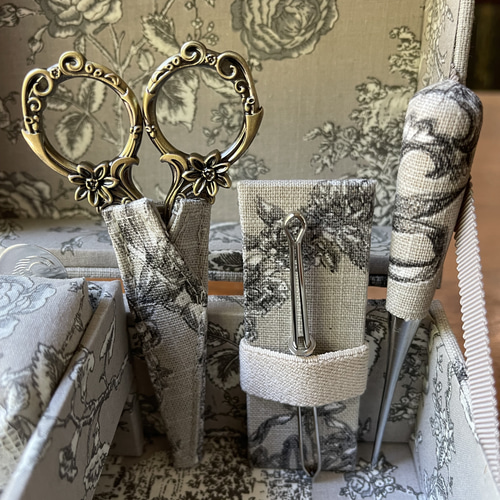 カルトナージュミニ裁縫箱 ベージュ系の可愛らしい天使柄です。すごー