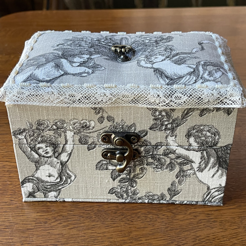 カルトナージュミニ裁縫箱 ベージュ系の可愛らしい天使柄です。すごー