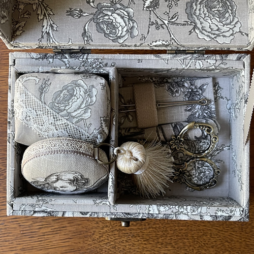 カルトナージュミニ裁縫箱 ベージュ系の可愛らしい天使柄です。すごー