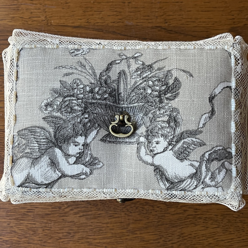 カルトナージュミニ裁縫箱 ベージュ系の可愛らしい天使柄です。すごー