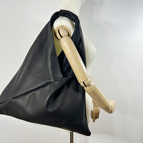 ▽KURO/シルエットが美しい大人の牛革あずま袋/Lサイズ 裏地・ポケット