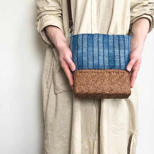 絣と縞、正藍染の山葡萄ショルダーバッグ/手織り麻布 かごバッグ