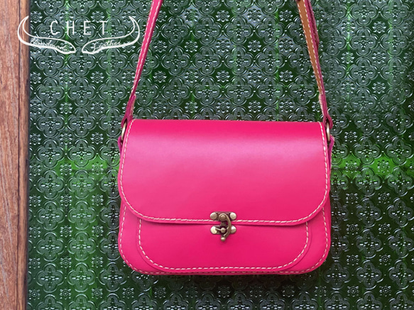 レザーショルダーバッグ・ショッキングピンク ショルダーバッグ Chet