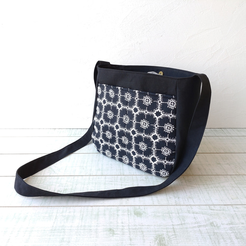 ミナペルホネン anemone [ネイビー] とブラックキャンバス ショルダー