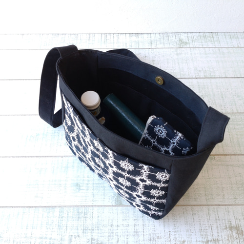 ミナペルホネン anemone [ネイビー] とブラックキャンバス ショルダー