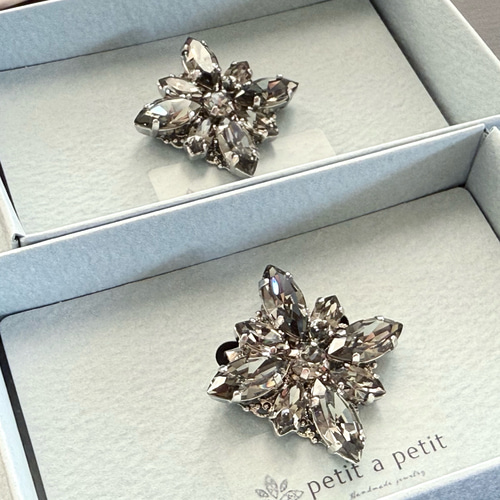 スワロフスキー®︎ ブローチ(L) clématite ブラック ギフトボックス付