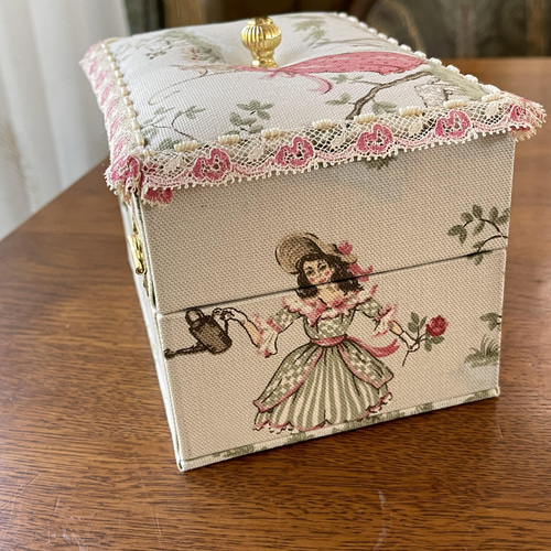 カルトナージュミニ裁縫箱 おとぎの国から飛び出したような可愛らしい