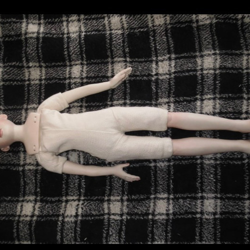 創作ビスクドール人形 ブルーアイと白いアンティーク風ドレスの女の子