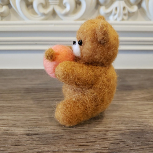 羊毛フェルト 置物 クマさん 大好きなリンゴを持つクマちゃん f00046