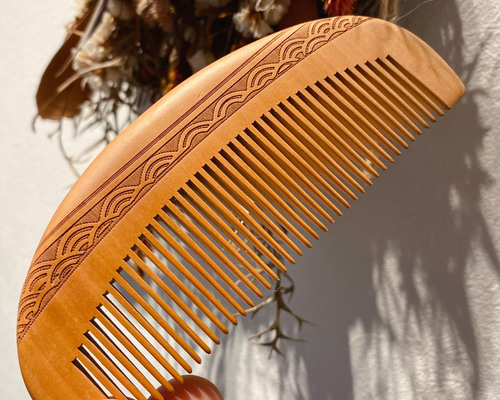 桃の木 モモノキ くし 木製櫛 桃木細工【桃太郎】両面彫刻 お守り