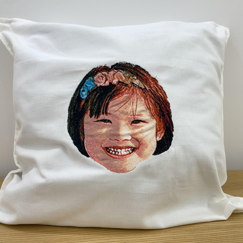 そっくり刺繍のクッションカバー｜オーダーメイド フォト刺繍