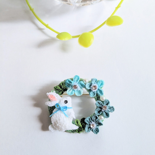 ネモフィラとうさぎちゃんのリングブローチ。つまみ細工。 ブローチ さ