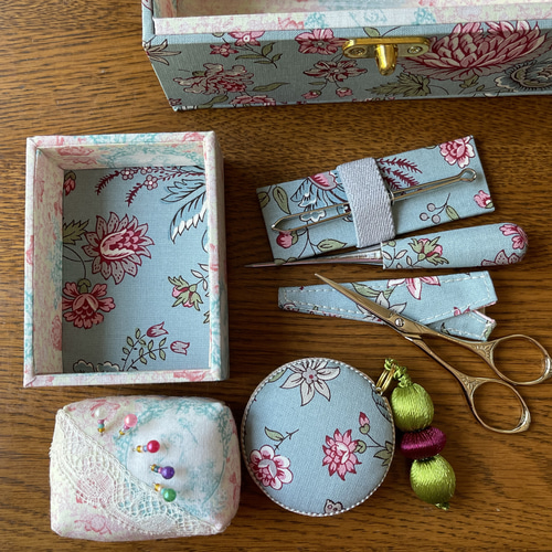 お値下げ‼︎(12月、1月限定) カルトナージュミニ裁縫箱 ブルーが
