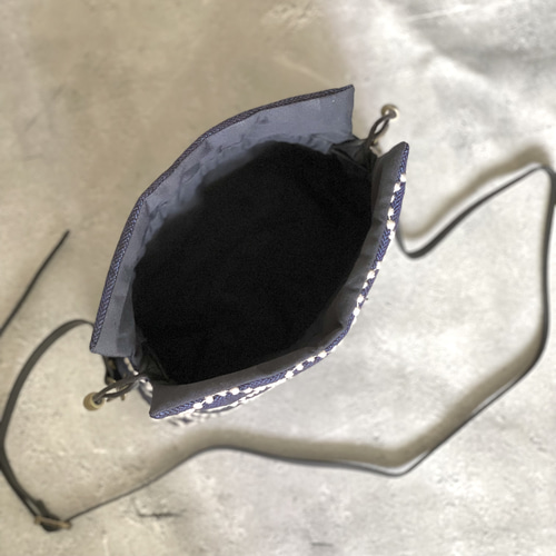 ⚮̈ミナペルホネン tambourine navy エアリーポシェット ショルダー