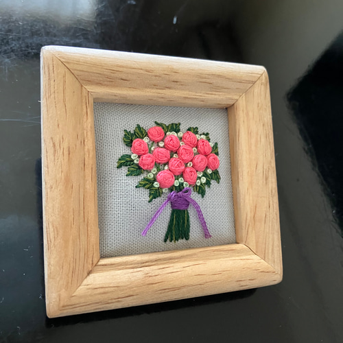 刺繍フレーム 花束 ブーケ 薔薇 バラ ピンク色 壁掛け 壁飾り