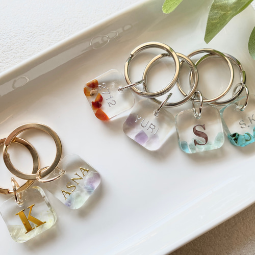 名入れ/文字入れ無料】天然石のスクエアチャーム レジンキーホルダー