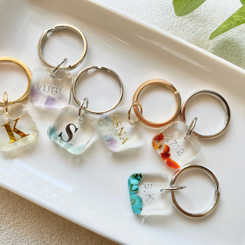名入れ/文字入れ無料】天然石のスクエアチャーム レジンキーホルダー